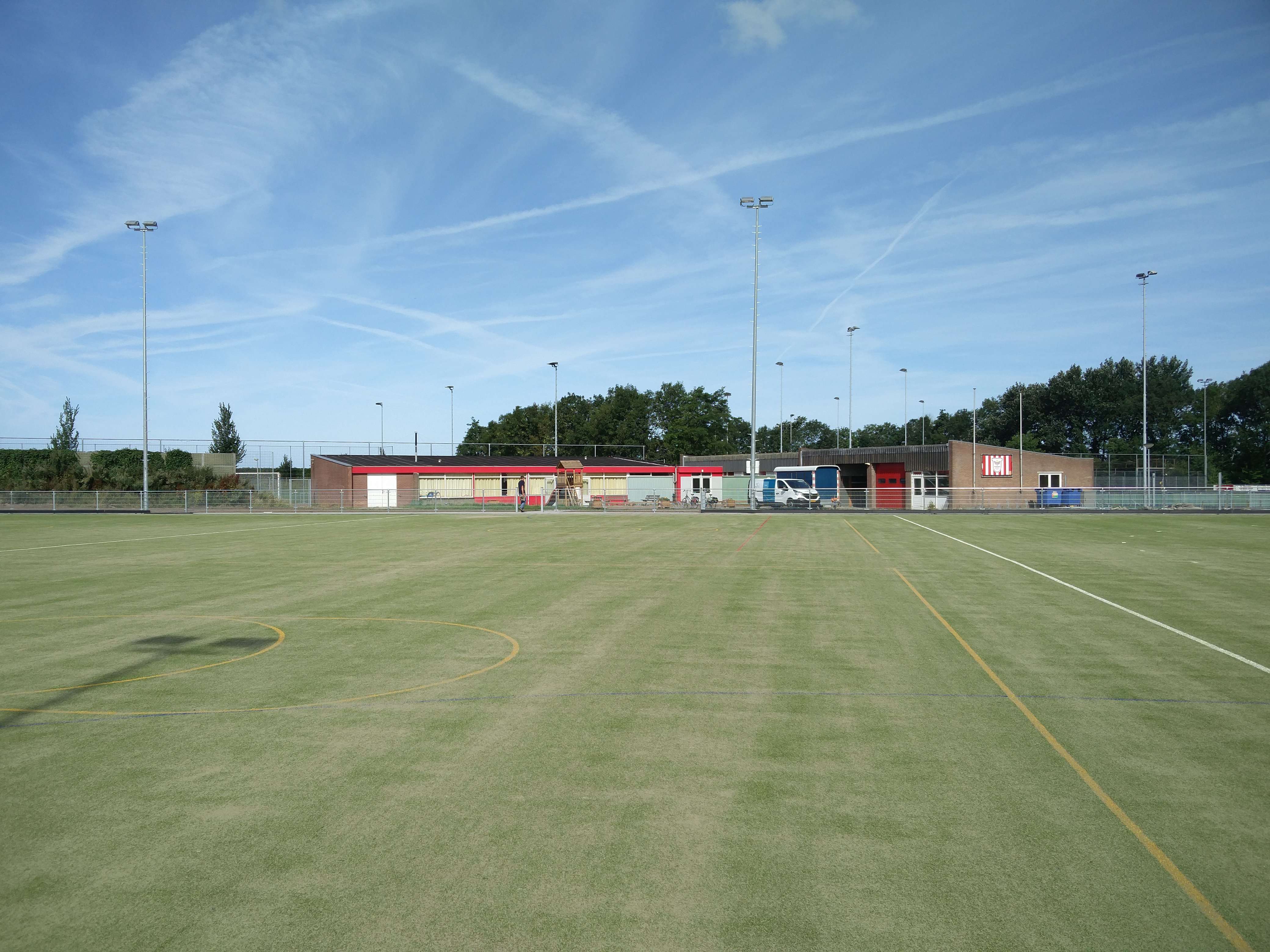 Eerste officiële wedstrijd op het nieuwe veld.